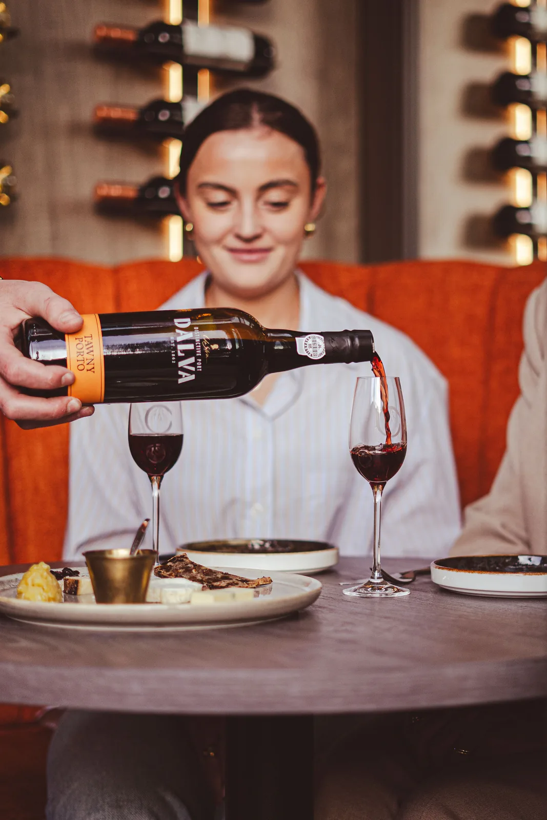 Een feestelijke toost aan tafel