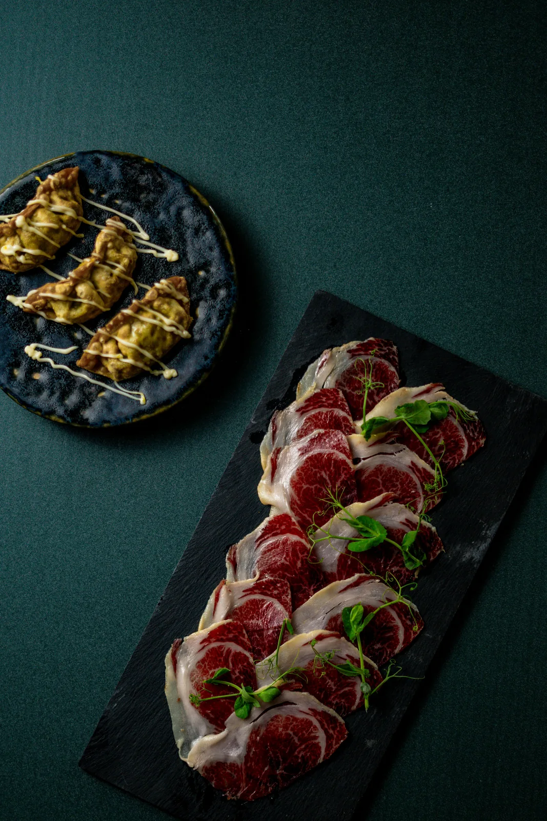 Gebakken gamba's met knoflook en kruiden, net uit de open keuken