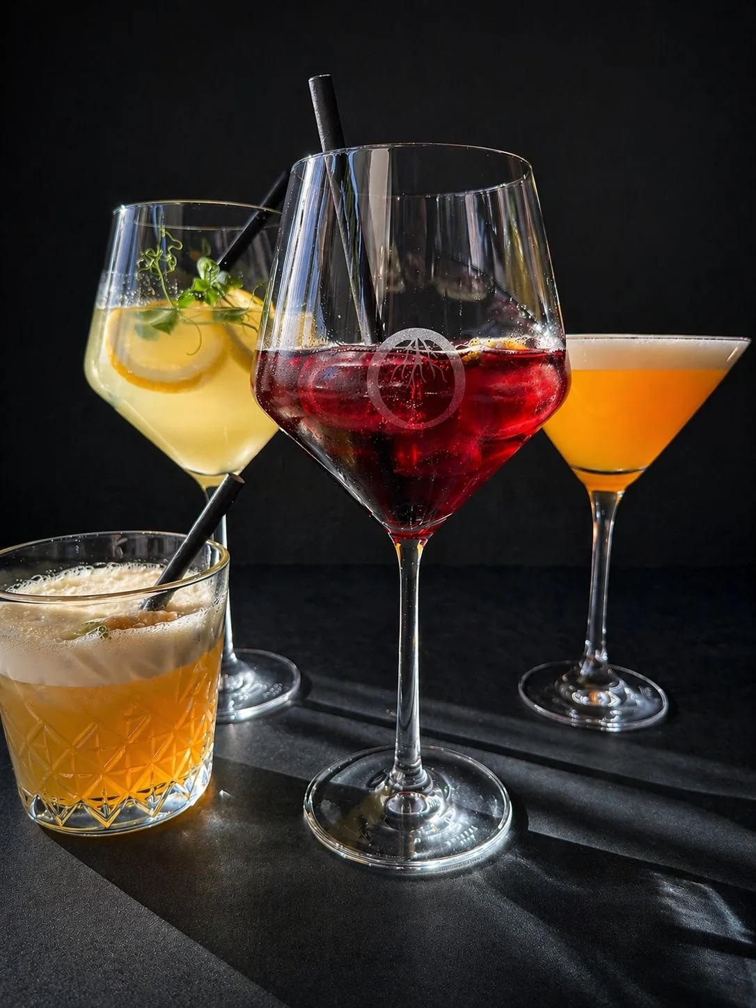 Een cocktail, geserveerd bij Roots