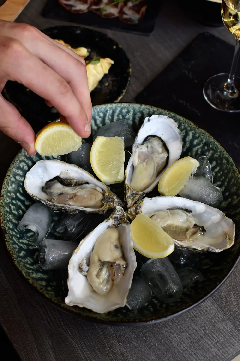 Verse oesters op ijs met citroen bij Roots