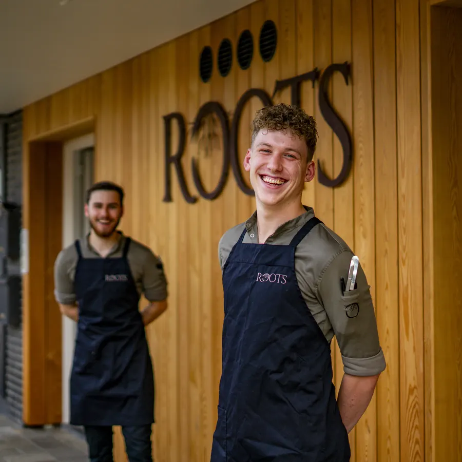 De chef bij de ROOTS-wand