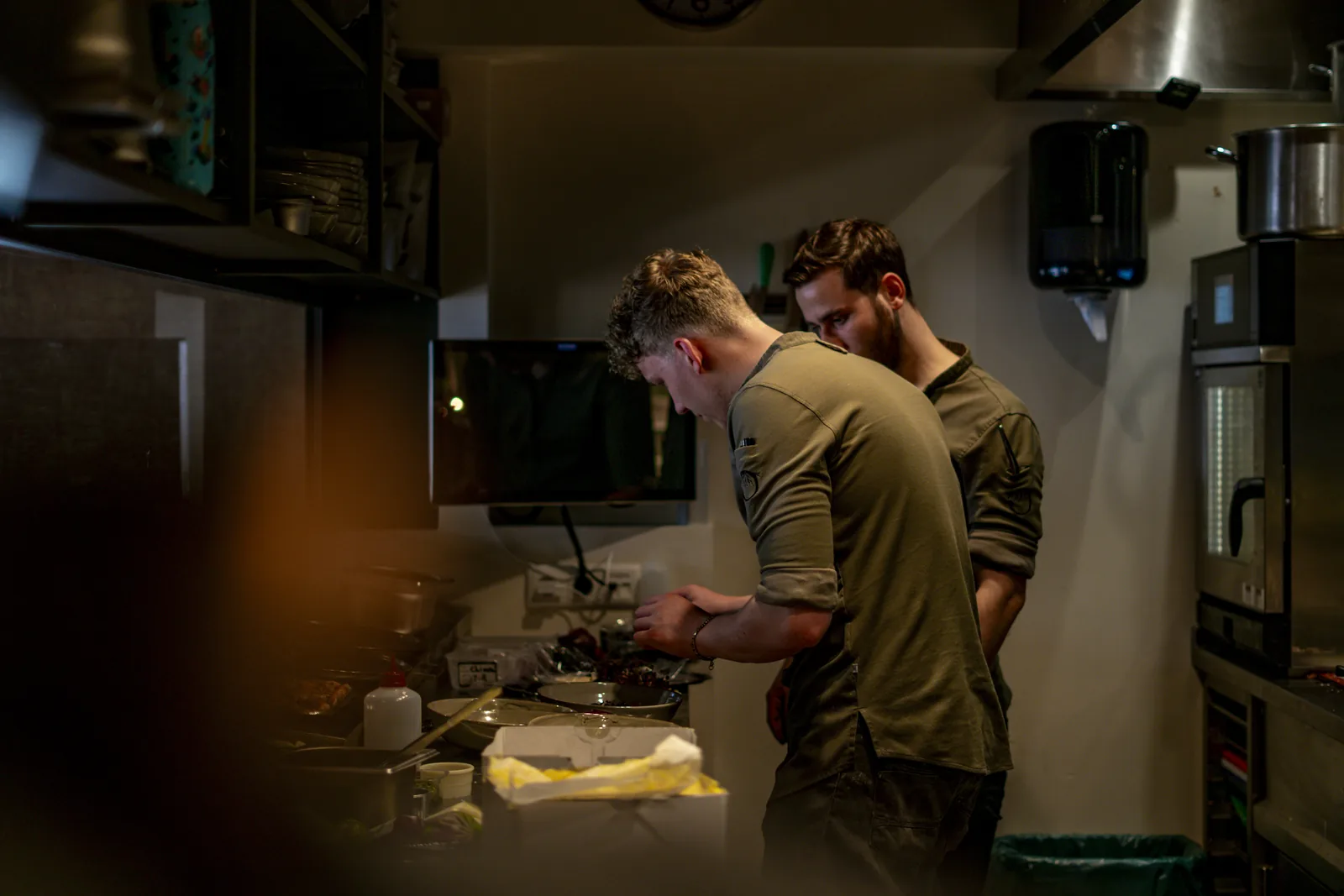 Dennis en Mika, chefs en eigenaren van Roots, met hun keukenbrigade