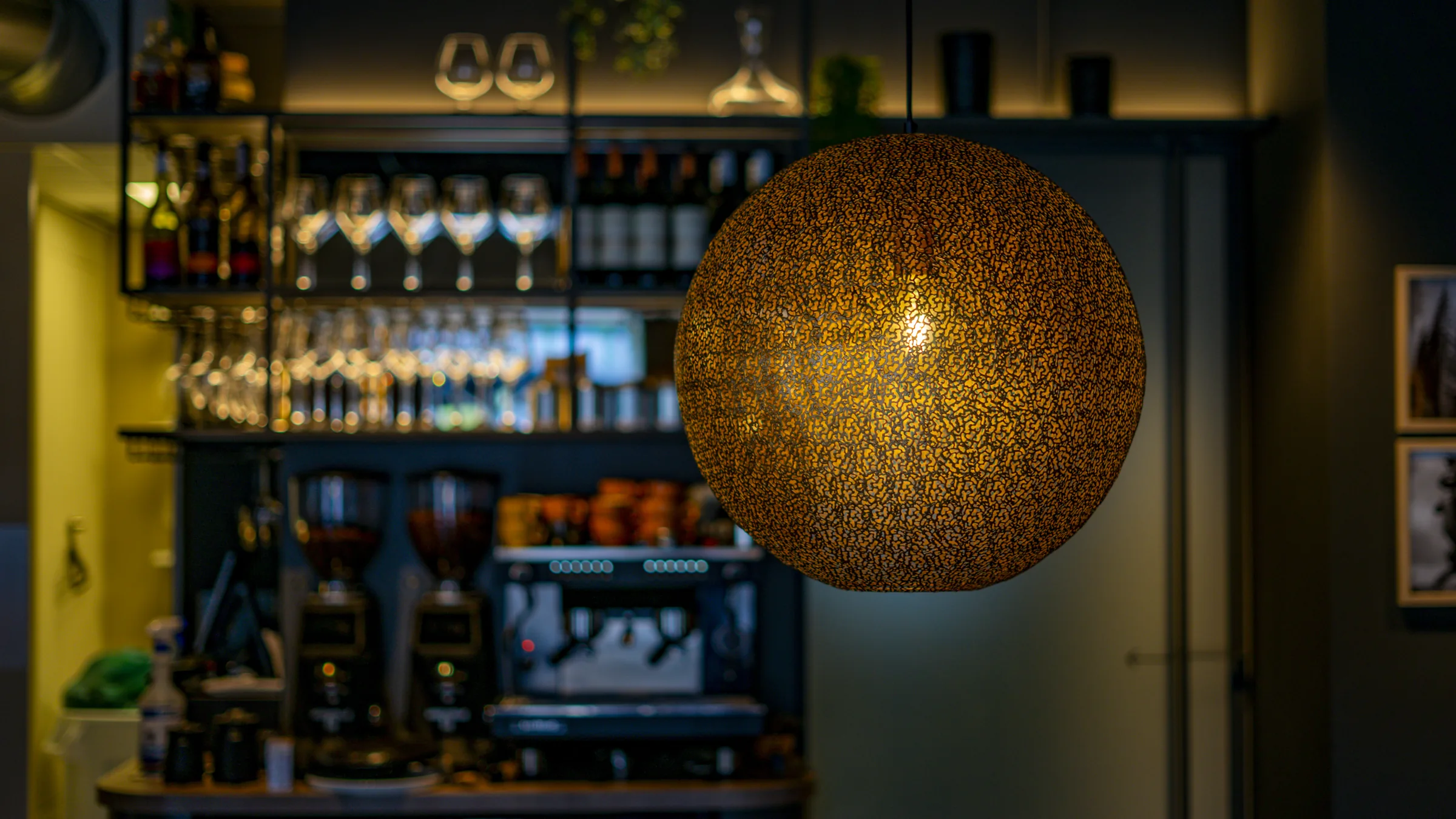 Warme avondsfeer aan de bar van Roots met sfeervolle pendelverlichting