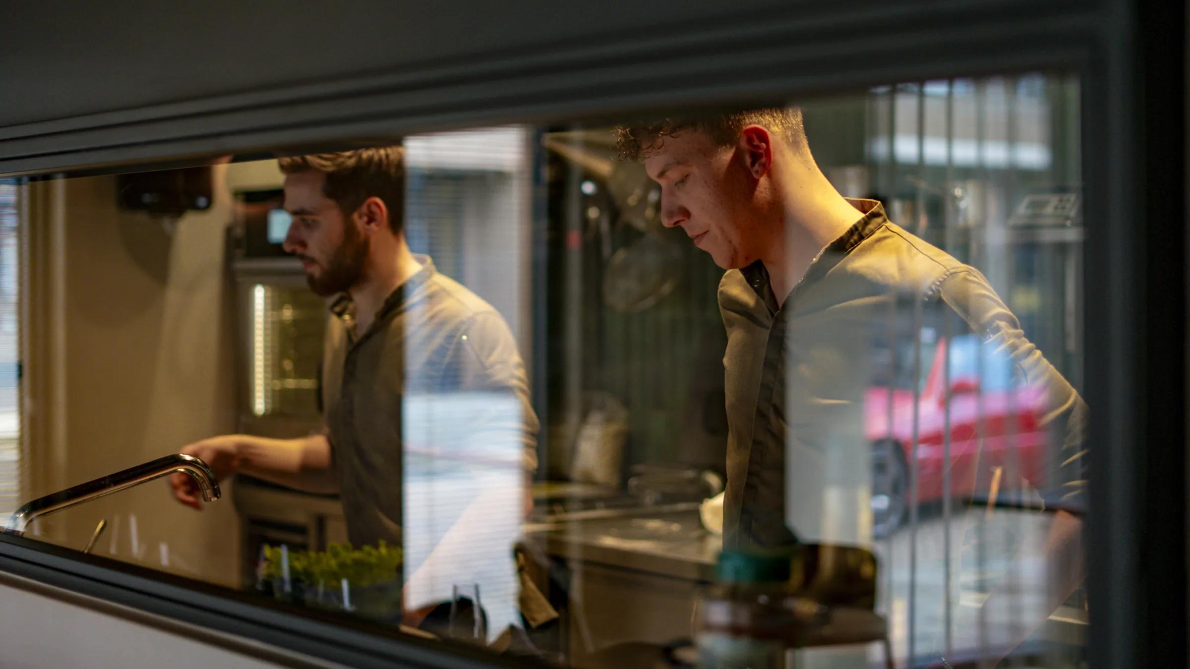 Chef aan het werk in de open keuken van Roots