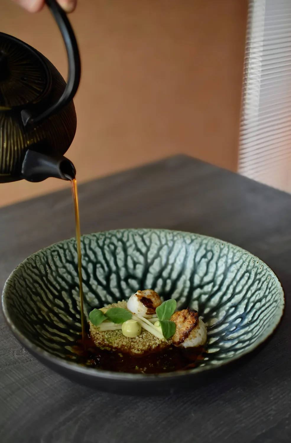Coquille met beurre blanc van de dinerkaart bij Roots